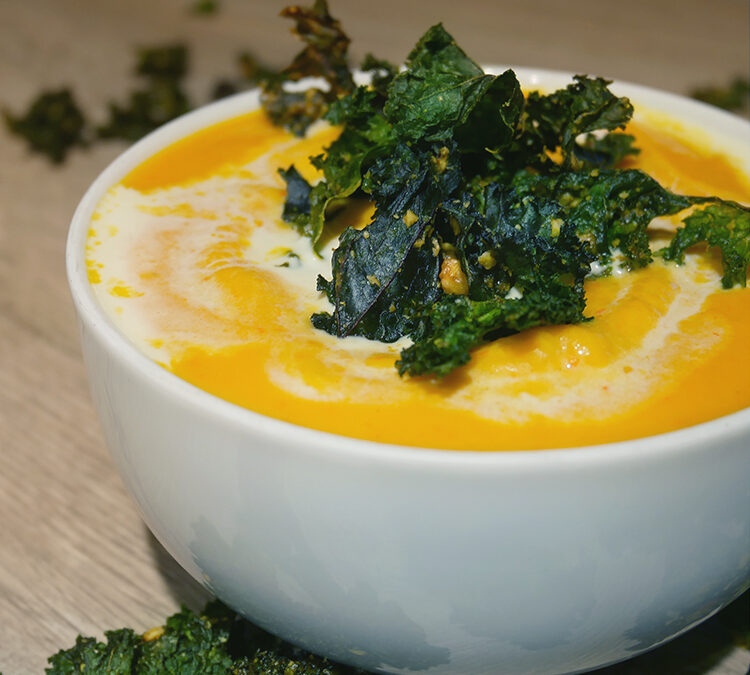 Cremige Kürbissuppe mit Grünkohlchips